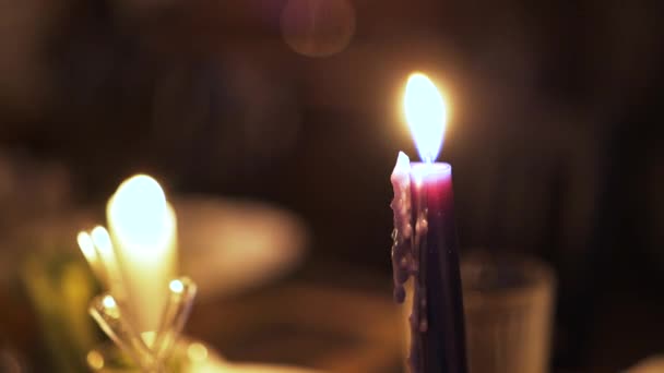 Закрыть горящую свечу — стоковое видео