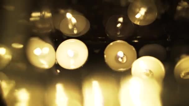 Плавающие свечи светятся в темноте, вид сверху — стоковое видео