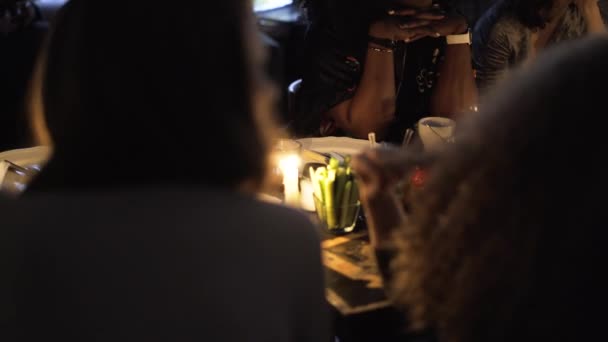 Pessoas comendo em um restaurante com luz de velas — Vídeo de Stock