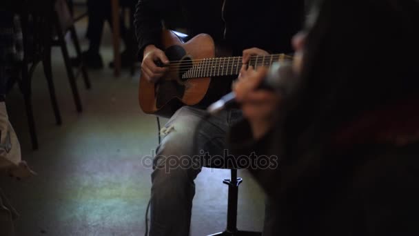 Man playing guitar,woman singing — Stock Video