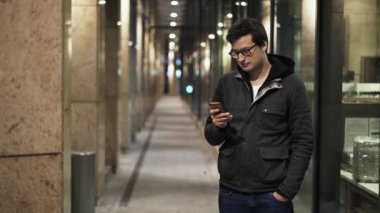 Geceleri sokakta kot manifatura yakışıklı genç adam