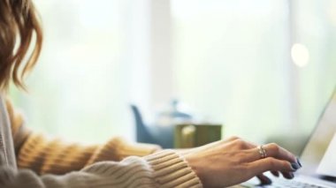 Mavi oje laptop, yazarak ile kadın s el eğim aşağı