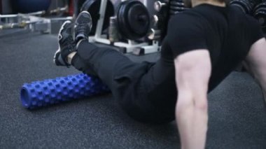 Adam görünümünü bir fitness rulo üzerinde arka, yakın çekim