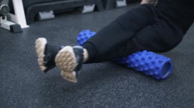 Adam görünümünü bir fitness rulo üzerinde ön, yakın çekim
