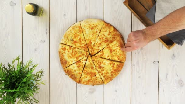 Vue du dessus de trois mains prenant des tranches de pizza — Video