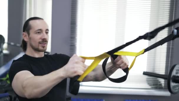 Zblízka muže dělá push up s gymnastické kruhy — Stock video