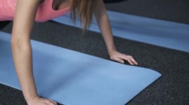 Erkek ve kadın bir spor salonunda şınav yakın çekim