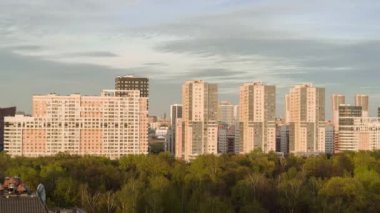 Resedential Moscow Khodynka alan adlı alanda. Gün batımı timelapse.