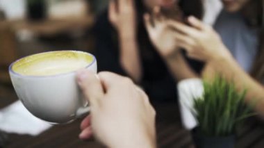 Kız onların sosyal medya bir kafede olmakla birlikte adam kahve içiyor