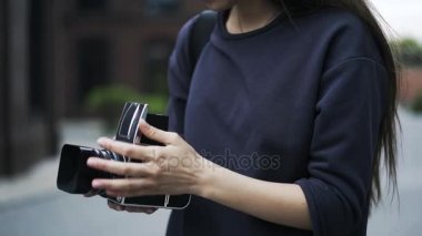 Bir eski moda kamera ile tanınmaz halde bir kız yakın çekim