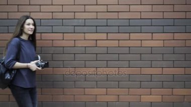 Genç kız bir eski moda kamera ile vuracak