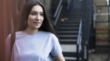 Sokakta onu Tarih için bekleyen genç kadın