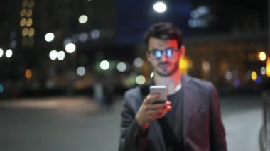 Genç işadamı bir gece sokak ve örümcek ağı dalga köpüğü yürüyüş