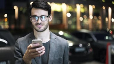 Net dış sörf gözlüklü genç işadamı
