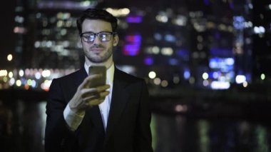 Bir işadamı web gökdelenler arka plan sörf, önden görünümü