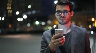 Genç işadamı bir gece sokak ve örümcek ağı dalga köpüğü yürüyüş yakın çekim