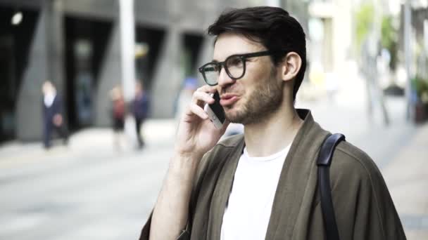 안경 밖에 서 웃 고 이야기 하는 전화에 있는 hipster 사람의 닫습니다 — 비디오