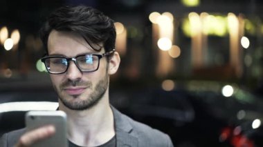 Kadar net dış ve gülümseyerek yakın sörf gözlüklü genç işadamı