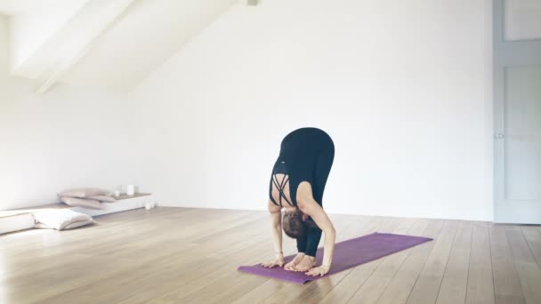 Retrato de una hermosa mujer blanca haciendo yoga en el interior — Vídeo de stock