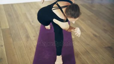 Kapalı, yoga yaparken güzel beyaz kadın Önden Görünüm