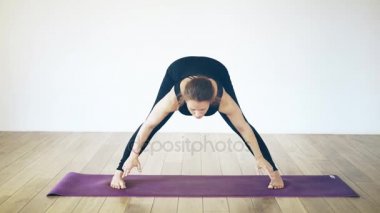 Güzel beyaz kadın içinde Önden Görünüm yoga yaparken