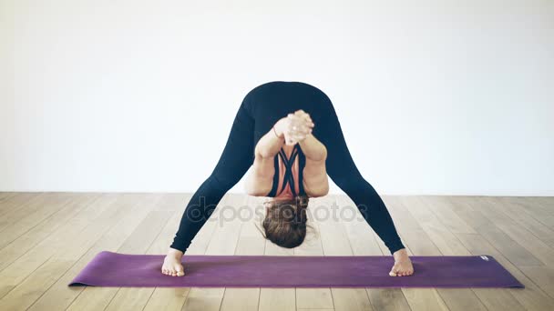 Femme blanche faisant du yoga à l'intérieur, vue de face — Video