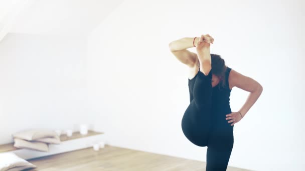 Kapalı yoga yaparken güzel bir kadın portresi — Stok video