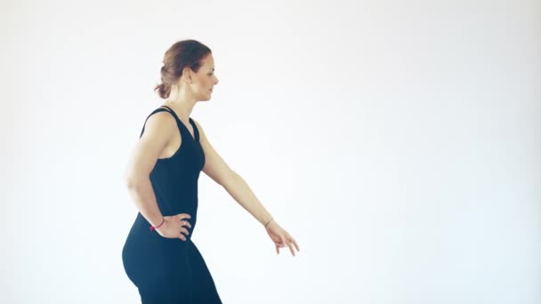 Porträt einer hübschen Frau in Schwarz beim Yoga im Haus — Stockvideo