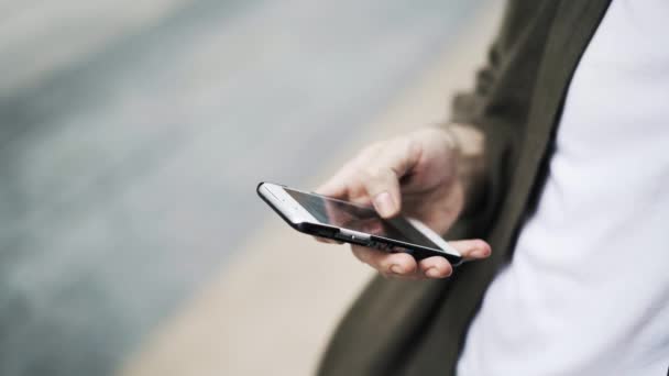 Närbild på man s hand med en smartphone — Stockvideo