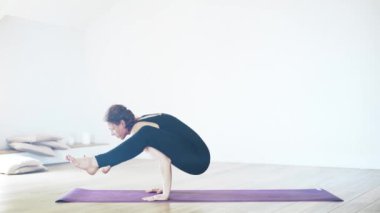 Yan görünüm yapıyor bir orta yaşlı yogi asanas bir spor salonunda gelişmiş