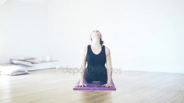 Önden Görünümü bir orta yaşlı kadın siyah pratik yoga