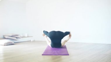 Önden Görünümü bir orta yaşlı kadın pratik yoga