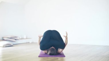 Bir spor salonunda güzel bir orta yaşlı yogi önden görünümü