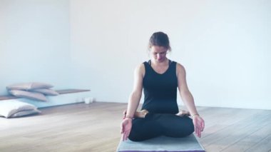 Siyah meditasyon içinde güzel bir orta yaşlı kadın portresi