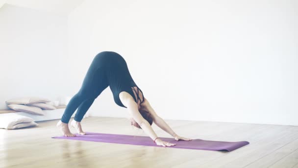 Sidovy av en vacker mitten åldern yogi i ett gym — Stockvideo
