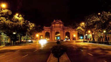 Zaman atlamalı La Puerta De Alcala Arch, Madrid, İspanya. Gece trafik