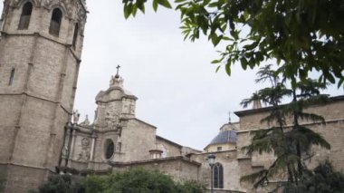 Valencia, bulutlu gökyüzü eski bir binanın atış pan