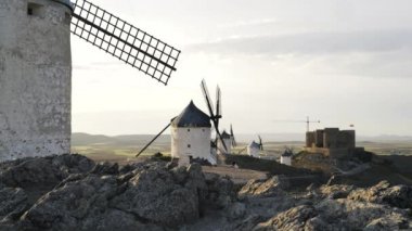 Yel değirmenleri ve bir kale, Consuegra, Toledo Eyaleti, Castilla la Mancha, İspanya