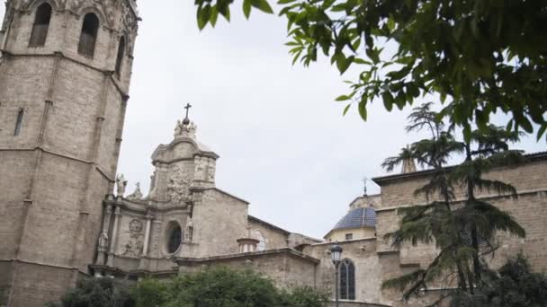 Pan shot van een oud gebouw in Valencia, bewolkte hemel — Stockvideo