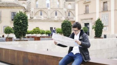 Genç turizm bir harita Valencia, İspanya, Avrupa bir sokakta bakıyor