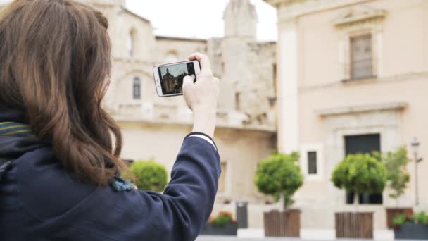 Genç kadının telefonunu ile Valencia bir binada fotoğrafını çekmek — Stok video