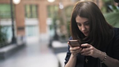 Botanik Bahçesi, Madrid bir telefon ile güzel bir genç kadının yakın çekim