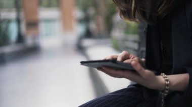 Botanik Bahçesi, Madrid bir tablet ile tanınmayan bir kızın yakın çekim.