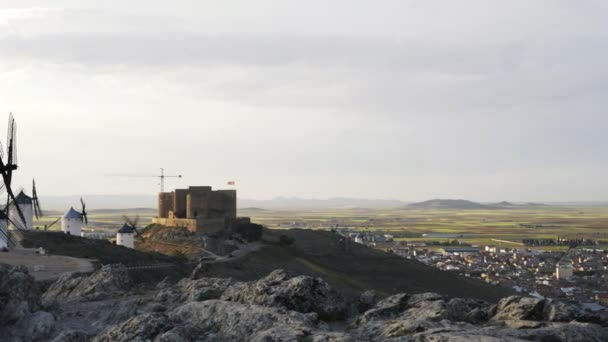 Windmolens en een kasteel, Consuegra, Toledo provincie, Castilla la Mancha, Spanje — Stockvideo