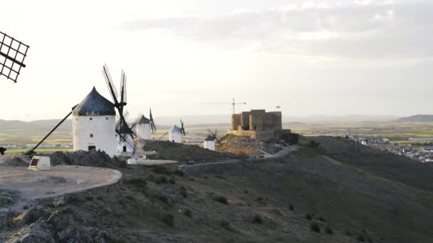 Hrad a řada větrných mlýnů v Consuegra, Toledo, Kastilie-la Mancha, Španělsko — Stock video