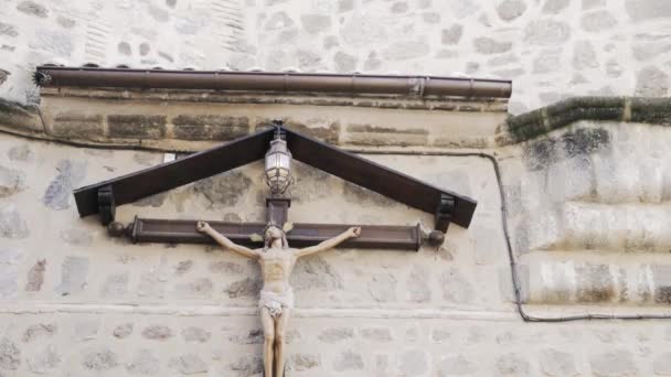 Umkippen eines Kreuzes an einer Hauswand, toledo spanien — Stockvideo