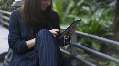 Atocha tren istasyonu, Madrid Botanik bahçesinde bir tablet bilgisayar kadınla