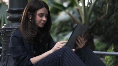 Botanik Bahçesi, Atocha tren istasyonu Madrid tablet üzerinde çalışan iş kadını