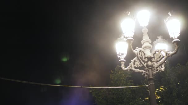 Festival à Tolède, Espagne, gros plan d'un lampadaire la nuit — Video