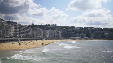 San Sebastian Bay of Biskay İspanya s üzerinde bir tatil beldesi olan dağlık Bask Ülkesi. Deniz